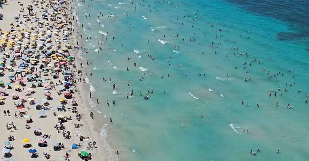 Çeşme Sahillerinde Rekor Doluluk: Tatilciler Ilıca Plajı'na Akın Etti - Günün Habercisi